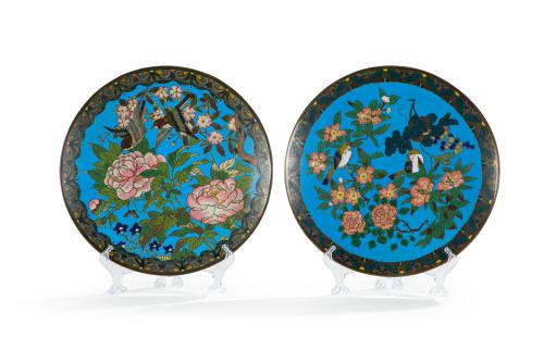 22   -  <p><span class="object_title">Delicada pareja de platos en bronce esmaltado en "cloisonné", China, finales S. XIX. </span><br></p>