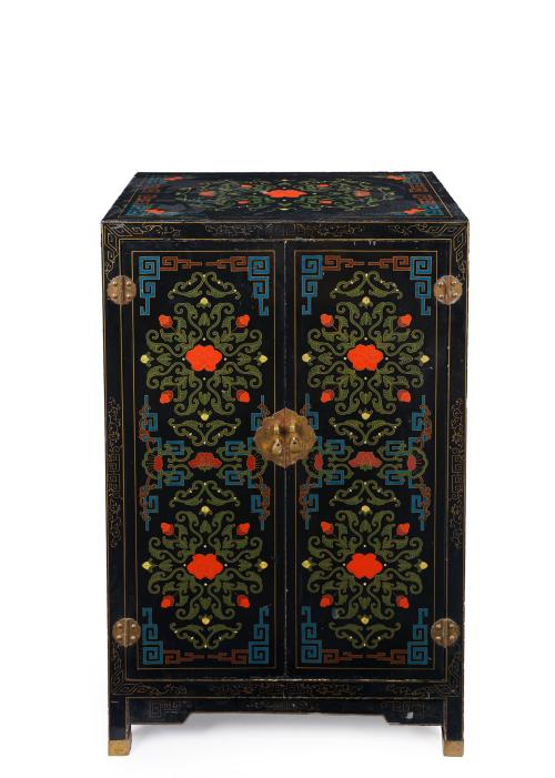 5   -  <p><span class="object_title">Decorativo armario en madera lacada en negro y pintada. China, S. XX.</span><br></p>