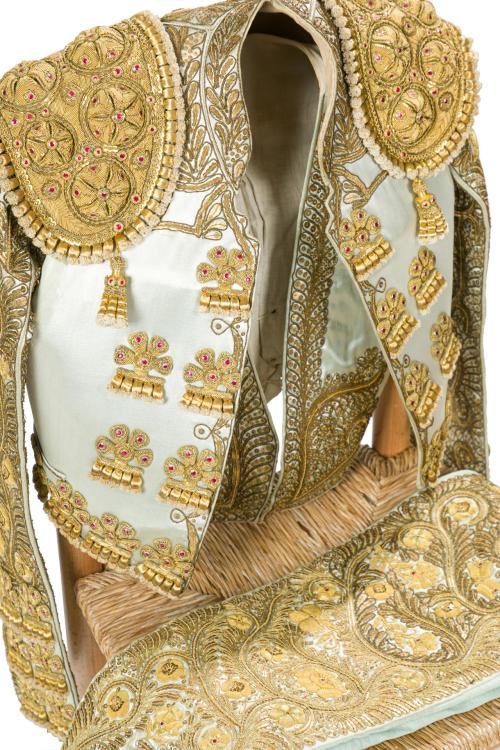262   -  <p><span class="object_title">TRAJE DE LUCES DE MANOLETE EN ESPUMA DE MAR Y ORO.<br/>Compuesto por chaquetilla, chaleco y talequilla.</span><br></p>