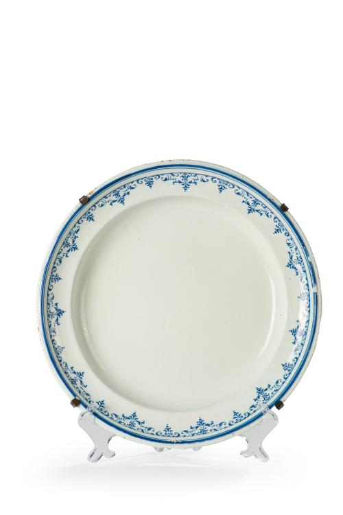 192   -  <p><span class="object_title">Plato de cerámica esmaltada en azul cobalto de la serie "Berain", siguiendo modelos de la cerámica de Alcora de la primera época (1727-1749). </span><br></p>