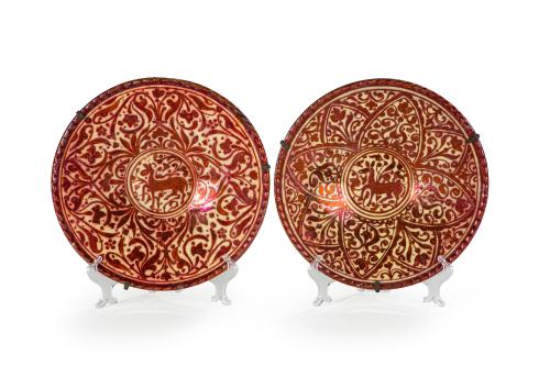239   -  <p><span class="object_title">Pareja de platos en cerámica de reflejo metálico, Toledo, S. XX. </span><br></p>