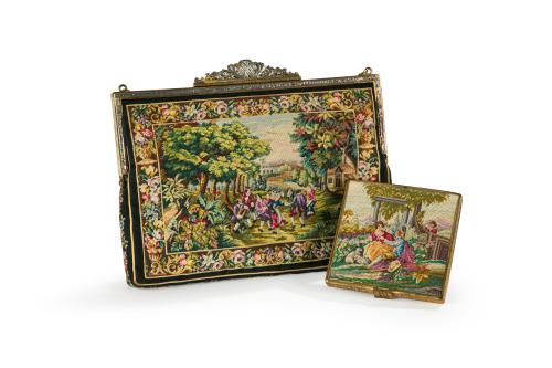 316   -  <p><span class="object_title">Antiguo bolsito austriaco de colección con polvera, trabajo realizado en "petit poit" . Aplicaciones metálicas.</span><br></p>