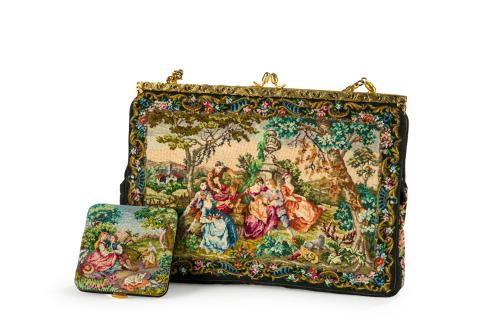 317   -  <p><span class="object_title">Antiguo bolsito de mano con polvera en "petit point" y aplicaciones metálicas.</span><br></p>