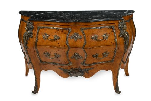 123   -  <p><span class="object_title">Cómoda bombé de estilo Luis XV, Francia, C. 1900.<br/></span><br></p>