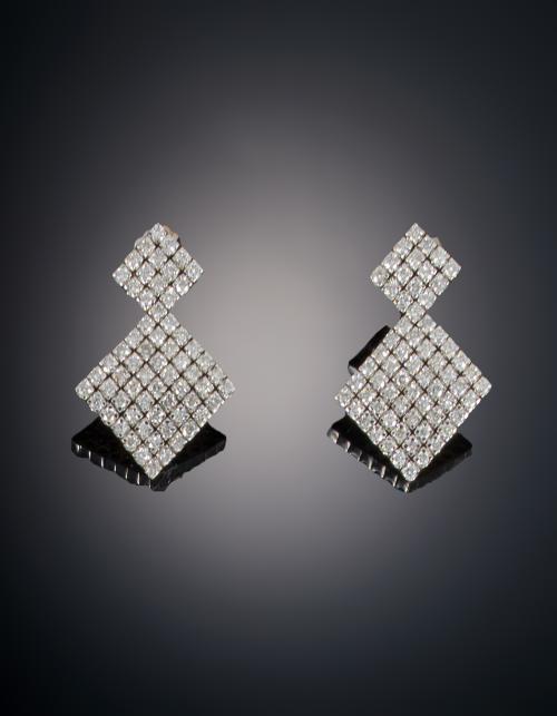 740   -  <p><span class="object_title">PENDIENTES CON FORMA DE ROMBO CON DIAMANTES</span></p>