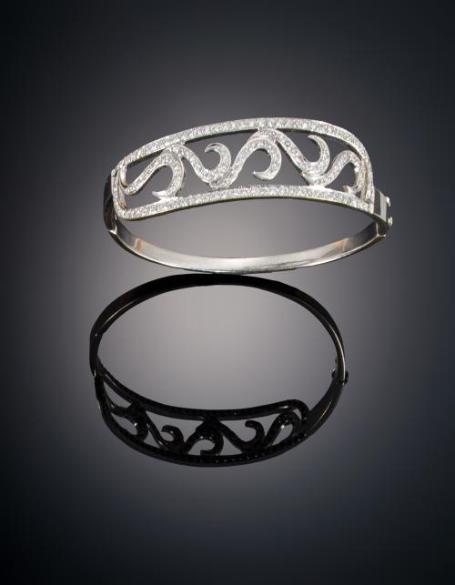 780   -  <p><span class="object_title">PULSERA RÍGIDA CON MOTIVOS ARABESCOS</span></p>