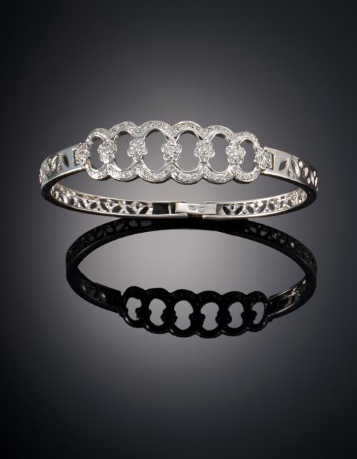 783   -  <p><span class="object_title">PULSERA RÍGIDA CON MOTIVOS FLORALES Y CALADOS </span></p>