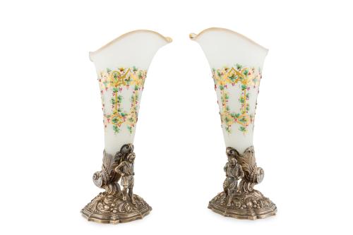 109   -  <p><span class="object_title">Paraja de búcaros en plata y opalina, Francia, C. 1900.</span><br></p>