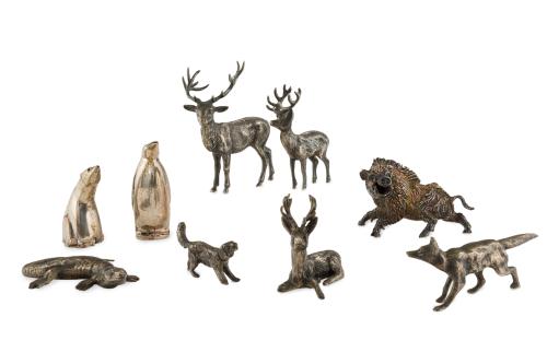 241   -  <p><span class="object_title">Lote en plata compuesto por 7 animales en minituatura y una pareja de originales saleros en forma de pingüino y oso.<br/></span><br></p>