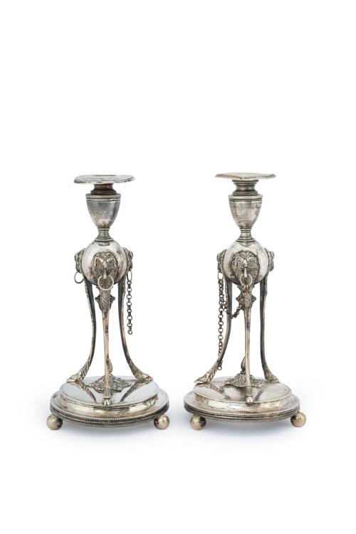 262   -  <p><span class="object_title">Pareja de candeleros de época napoleónica, Francia, C. 1800.</span><br></p>