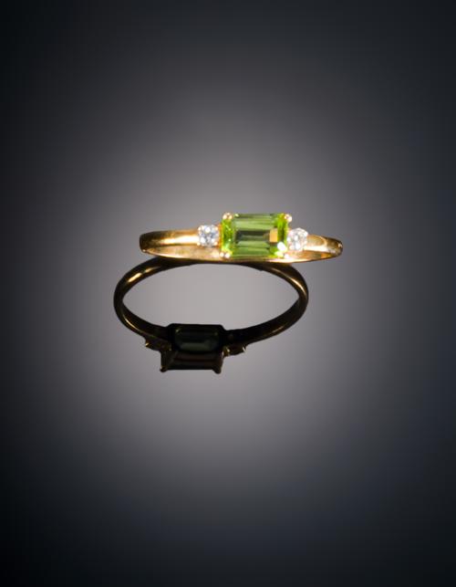 737   -  <p><span class="object_title">SORTIJA PERIDOTO Y DIAMANTES</span></p>