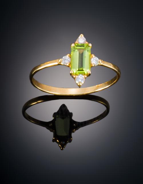 722   -  <p><span class="object_title">SORTIJA CON PERIDOTO Y CUATRO DIAMANTES</span></p>