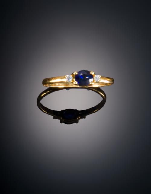 736   -  <p><span class="object_title">SORTIJA ZAFIRO Y DOS DIAMANTES</span></p>