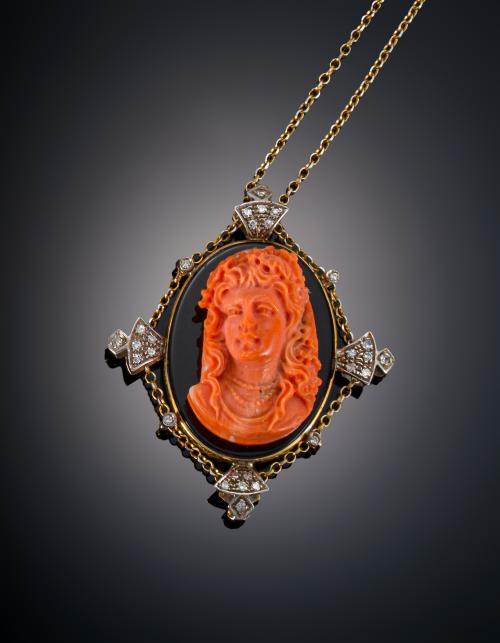 668   -  <p><span class="object_title">CADENA Y COLGANTE EN MEDALLÓN</span></p>