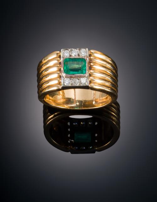 901   -  <p><span class="object_title">SORTIJA ANCHA CON ESMERALDA Y DIAMANTES</span></p>