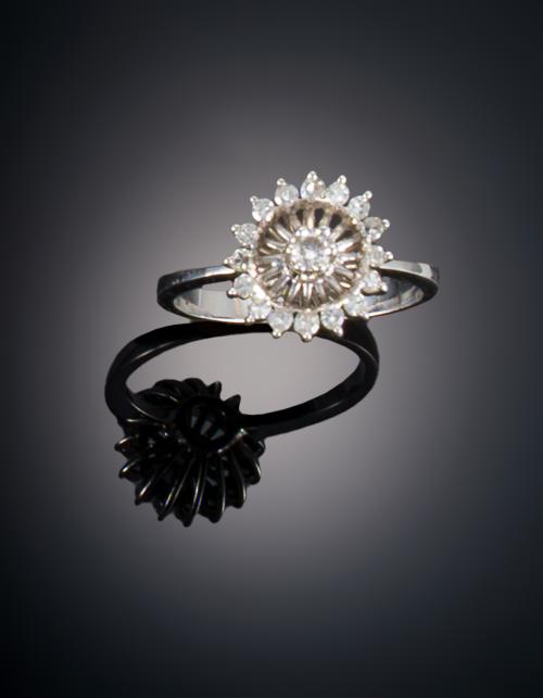 777   -  <p><span class="object_title">SORTIJA FLOR CON DIAMANTES</span></p>