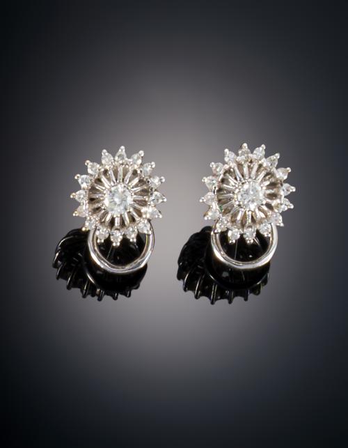 776   -  <p><span class="object_title">PENDIENTES FLOR CON DIAMANTES</span></p>