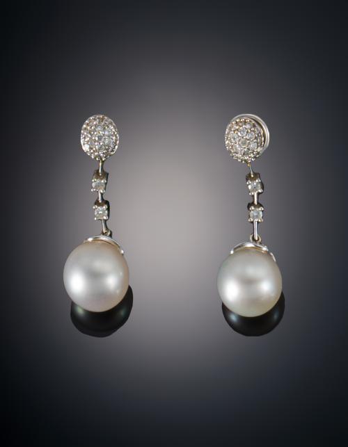 746   -  <p><span class="object_title">PENDIENTES LARGOS CON PERLAS Y DIAMANTES</span></p>