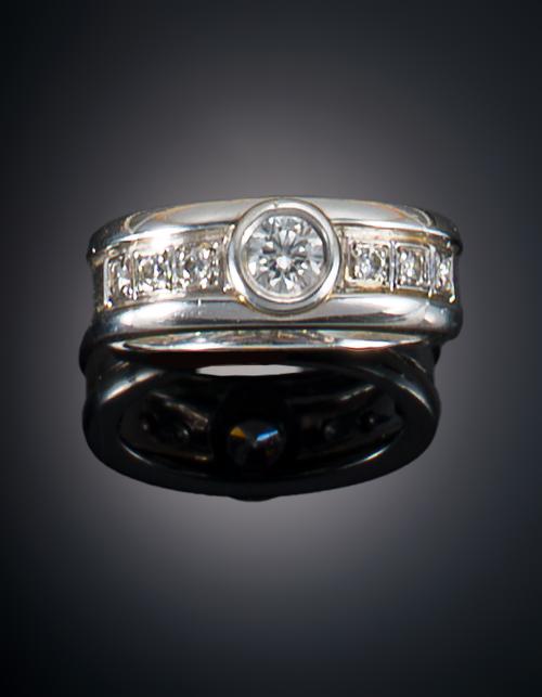 798   -  <p><span class="object_title">SORTIJA ANCHA CON DIAMANTES</span></p>