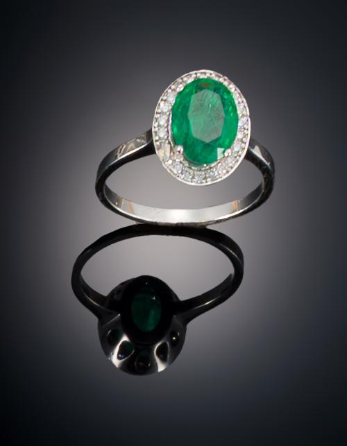 885   -  <p><span class="object_title">SORTIJA CON ESMERALDA OVALADA Y DIAMANTES</span></p>