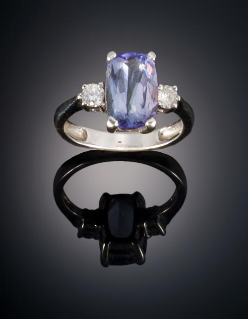 931   -  <p><span class="object_title">SORTIJA CON TANZANITA Y DIAMANTES</span></p>
