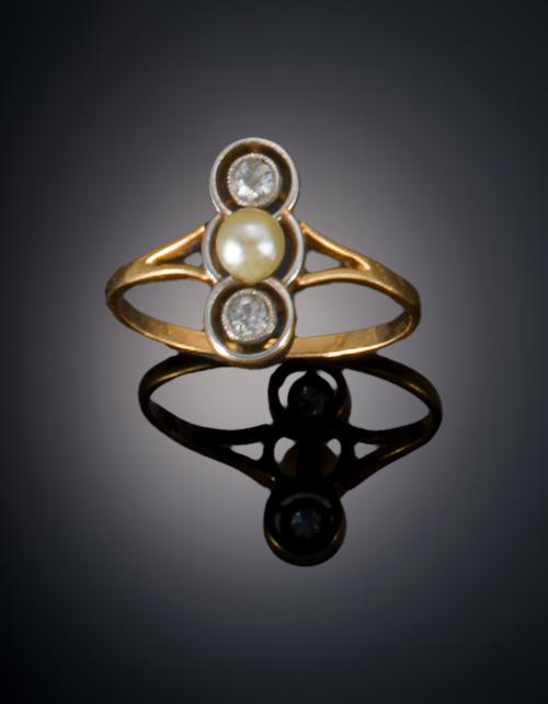 692   -  <p><span class="object_title">SORTIJA AÑOS XX CON DIAMANTES Y PERLA CENTRAL </span></p>
