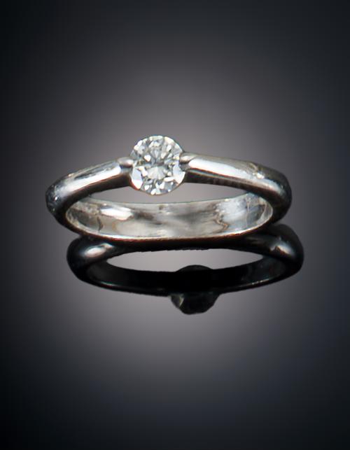 797   -  <p><span class="object_title">SORTIJA SOLITARIO CON DIAMANTE </span></p>