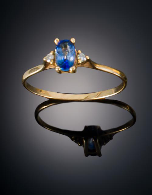 716   -  <p><span class="object_title">SORTIJA ZAFIRO CON DOS DIAMANTES</span></p>