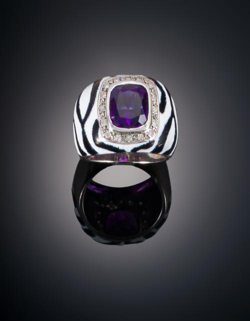 749   -  <p><span class="object_title">SORTIJA ANCHA CON AMATISTA Y DIAMANTES</span></p>