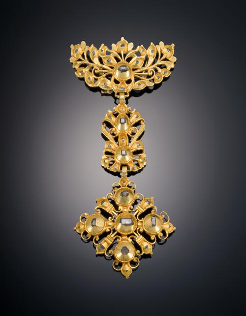 682   -  <p><span class="object_title">COLGANTE VENERA DEL SIGLO XIX CON DIAMANTES</span></p>