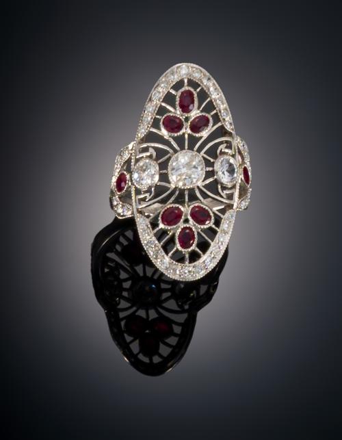 852   -  <p><span class="object_title">SORTIJA LANZADERA CALADA CON DIAMANTES Y RUBÍES</span></p>