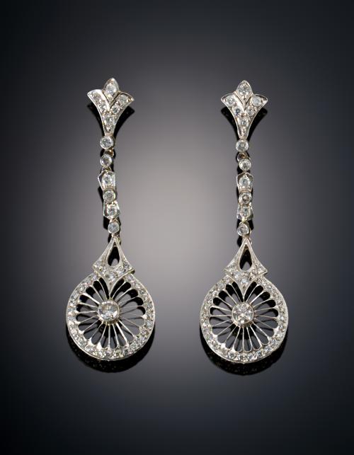 830   -  <p><span class="object_title">PENDIENTES LARGOS ESTILO ART DÉCO DISEÑO ROSETÓN</span></p>