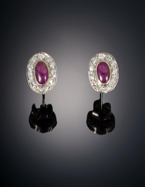 924   -  <p><span class="object_title">PENDIENTES OVALADOS CON RUBÍES Y DIAMANTES</span></p>