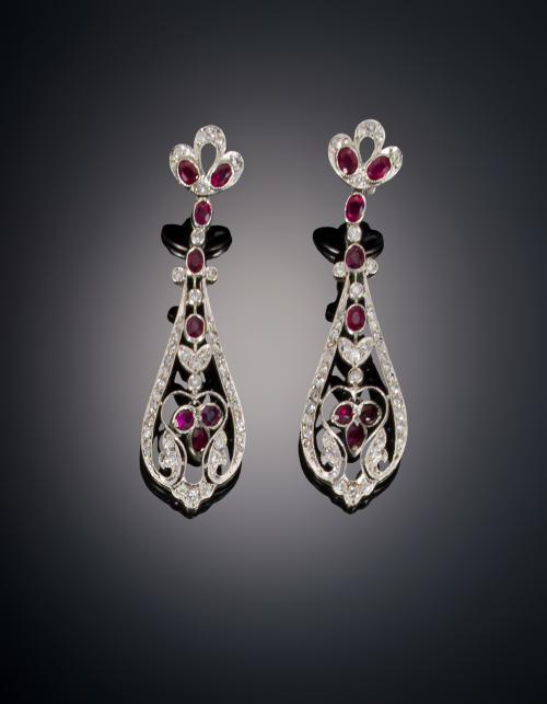 848   -  <p><span class="object_title">PENDIENTES LARGOS CALADOS RUBÍES Y DIAMANTES</span></p>