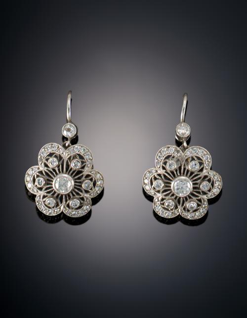 832   -  <p><span class="object_title">PENDIENTES LOBULADOS ESTILO ART DÉCO</span></p>