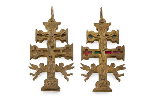 258   -  <p><span class="object_title">Lote de dos cruces de Caravaca en metal dorado. S. XIX. </span><br></p>