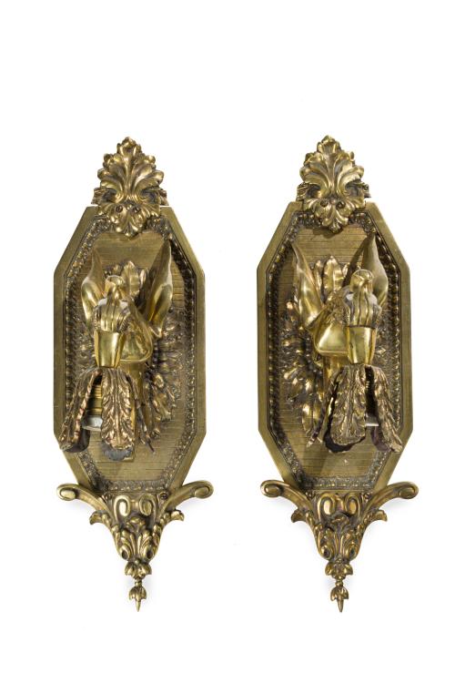 245   -  <p><span class="object_title">Pareja de apliques de una luz en bronce dorado con brazo a modo de ave. C. 1900.</span><br></p>