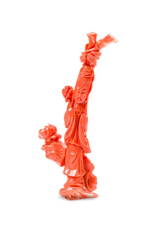 13   -  <p><span class="object_title">ESCUELA ORIENTAL, C. 1900.<br/>"Gheisa con flor"<br/>Figura en coral tallado. </span><br></p>