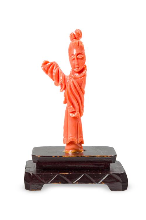 14   -  <p><span class="object_title">ESCUELA ORIENTAL C. 1900.<br/>"Gheisa"<br/>Figura en coral tallado. Sobre peana en madera. </span><br></p>