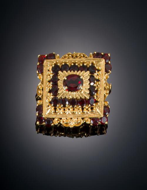 953   -  <p><span class="object_title">BROCHE RECTANGULAR CON GRANATES </span></p>
