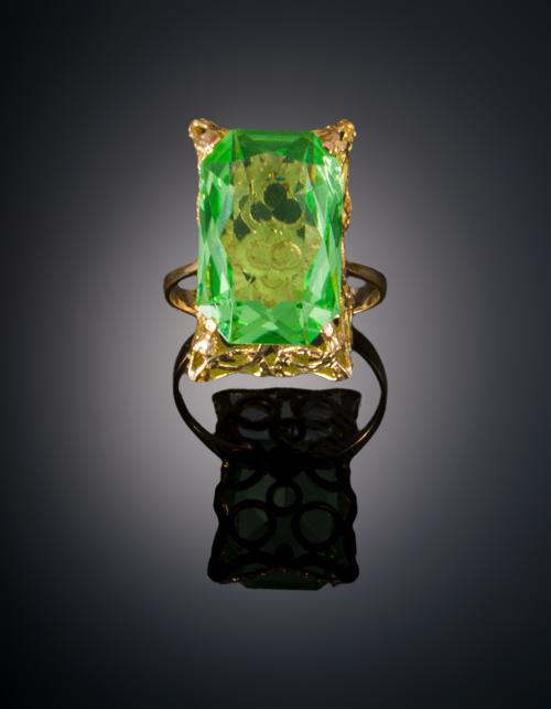 954   -  <p><span class="object_title">SORTIJA CON CRISTAL VERDE</span></p>