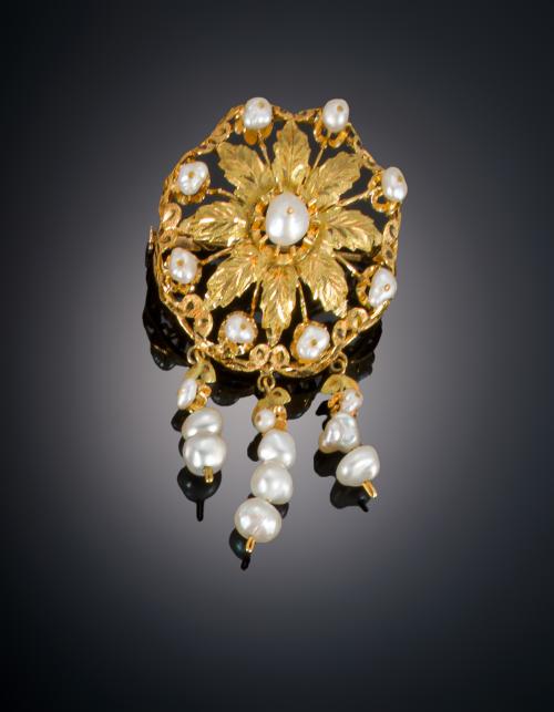 690   -  <p><span class="object_title">BROCHE REDONDO CON PERLAS BARROCAS </span></p>