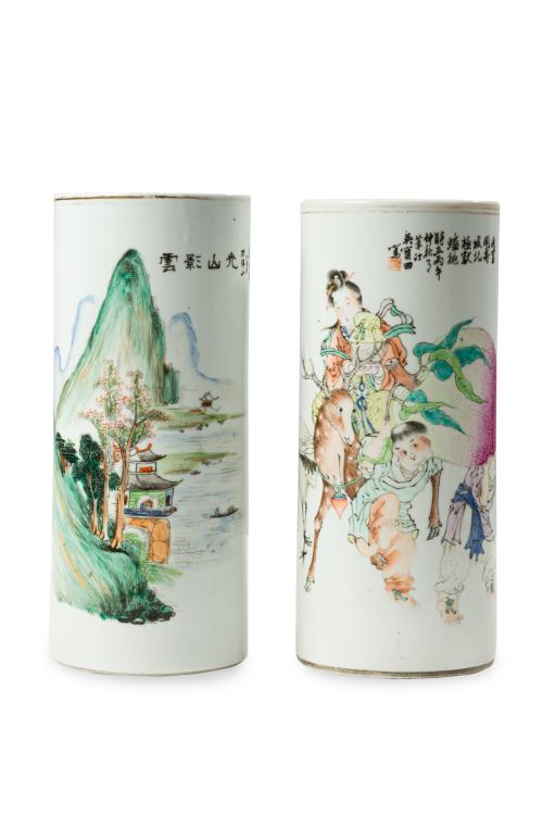 24   -  <p><span class="object_title">Pareja de jarrones altos en porcelana esmaltada con decoración de escenas y paisaje. Motivos epigráficos. China, S. XX.<br/>Con sellos. </span><br></p>