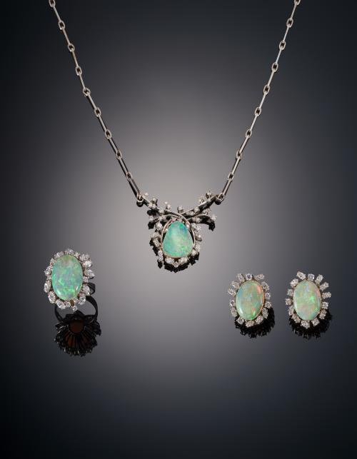 664   -  <p><span class="object_title">CONJUNTO PENDIENTES , COLLAR Y SORTIJA DE ÓPALOS Y DIAMANTES AÑOS 80</span></p>