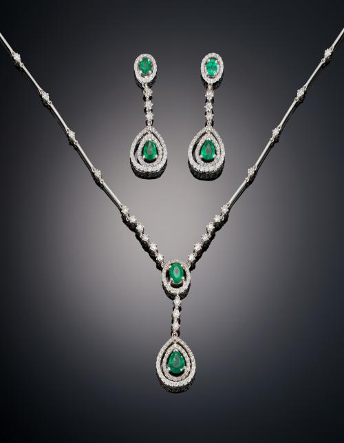 881   -  <p><span class="object_title">CONJUNTO COLLAR Y PENDIENTES LARGOS ESMERALDAS Y DIAMANTES </span></p>