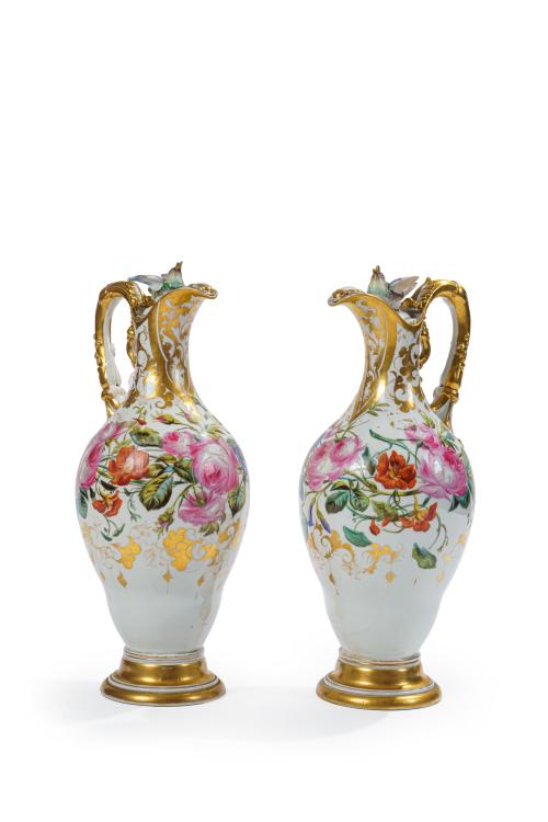 113   -  <p><span class="object_title">Gran pareja de jarras en porcelana Viejo Paris, Francia, S. XIX. </span><br></p>