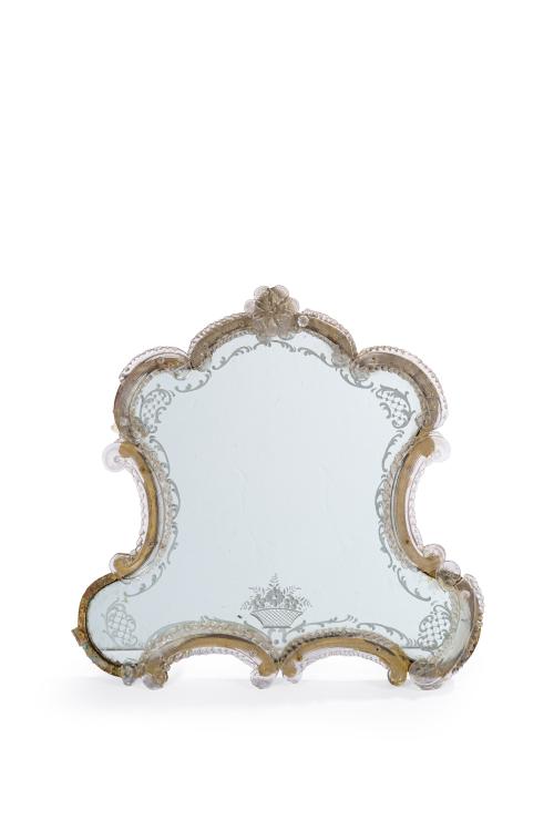 74   -  <p><span class="object_title">Gran espejo de tocador en cristal de Murano, S. XIX.<br/>Perímetro de tornapuntas y flores aplicadas con decoración grabada al ácido de cesto con flores y elementos vegetales. </span><br></p>