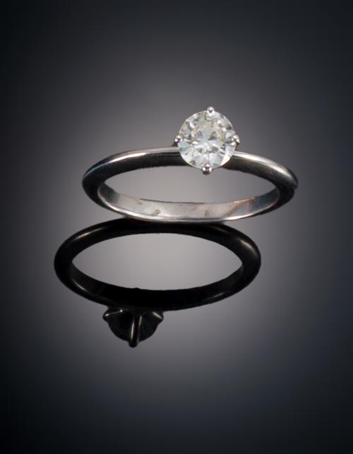 812   -  <p><span class="object_title">SOLITARIO CON DIAMANTE TALLA BRILLANTE </span></p>