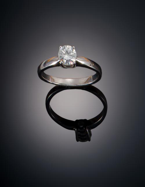SOLITARIO CON DIAMANTE TALLA BRILLANTE 