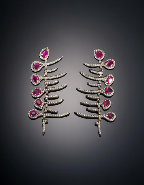 PENDIENTES LARGOS CON FORMA DE ESPINA CON DIAMANTES Y RUBÍES